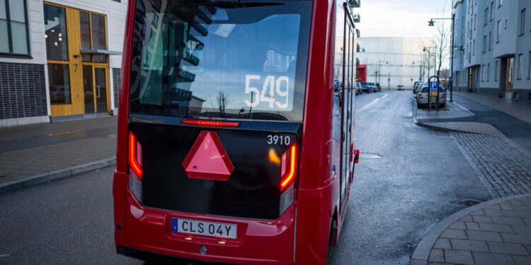 Botsing tussen autonome bus en tram op proefdag in Göteborg.