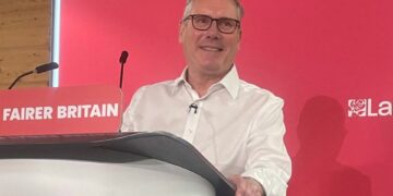 Starmer weerlegt twijfelaars en blijft standvastig in functie