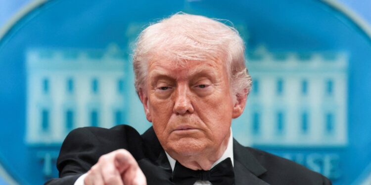Trump neemt afscheid van Ted Turner met CNN hoogtepunten