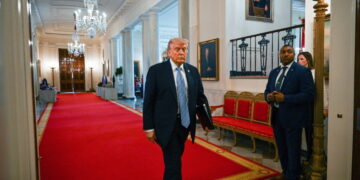 Trump dreigt met zwaardere bombardementen als Iran vredesakkoord schendt.