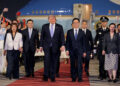 Trump begroet door jongeren met vlaggen bij aankomst in Peking