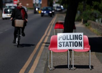 Starmer blijft ondanks verliezen bij lokale verkiezingen, Farage viert feest