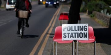 Starmer blijft ondanks verliezen bij lokale verkiezingen, Farage viert feest