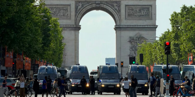 Verlaten Parijs: politiebewaking en lege straten tijdens Champions League-finale