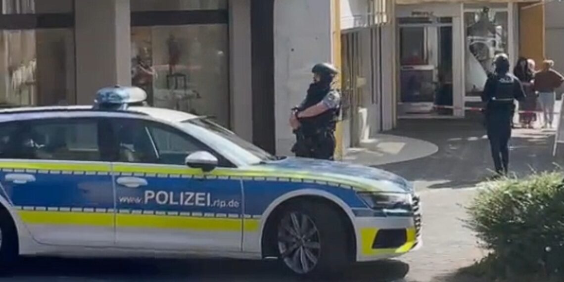 Politie bevrijdt gijzelaars bij aanval op bankoverschrijvingen in Duitsland
