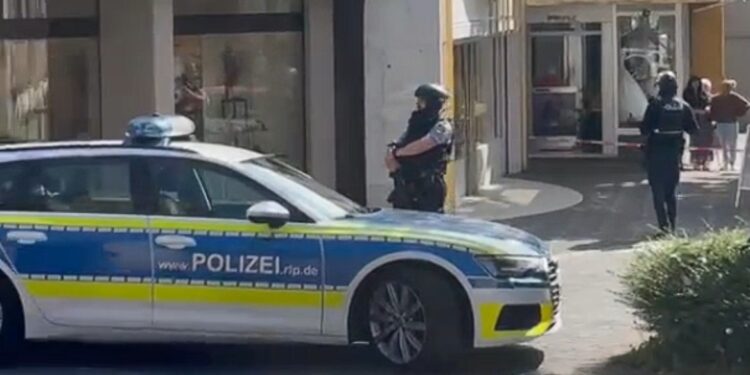 Politie bevrijdt gijzelaars bij aanval op bankoverschrijvingen in Duitsland