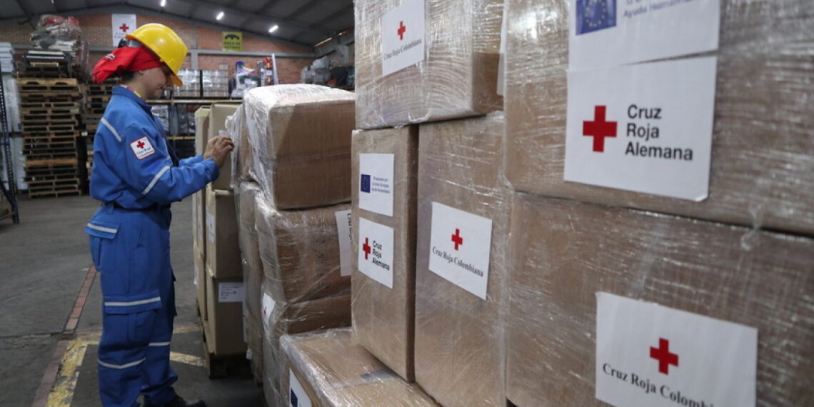 Amerikaanse vliegtuigen met hulpgoederen landen in Caracas