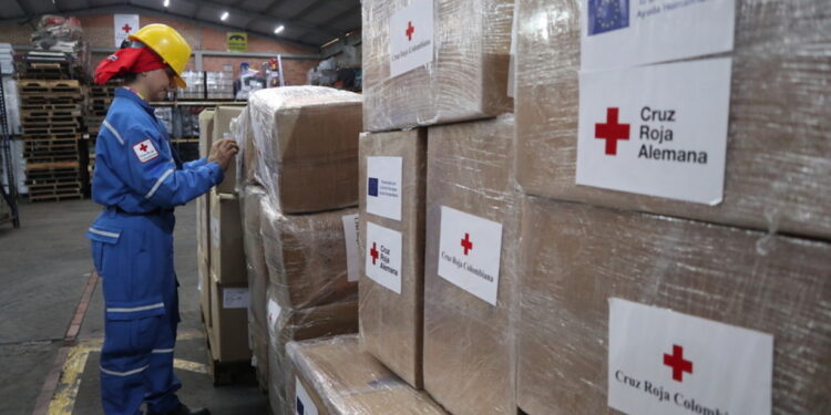 Amerikaanse vliegtuigen met hulpgoederen landen in Caracas