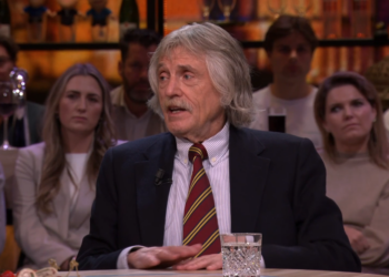 Johan Derksen verlaat tafel tijdens Vandaag Inside Oranje voor telefoontje van zijn vrouw.