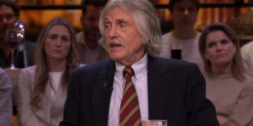 Johan Derksen verlaat tafel tijdens Vandaag Inside Oranje voor telefoontje van zijn vrouw.