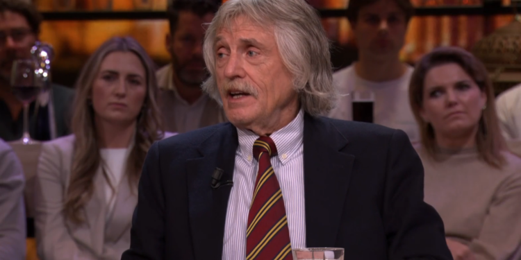 Johan Derksen verlaat tafel tijdens Vandaag Inside Oranje voor telefoontje van zijn vrouw.