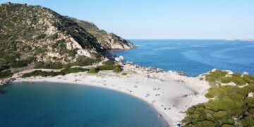 Toegang tot adembenemend strand in Italië voor € 10 – geen parasols voor 10-65 jaar.
