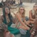 Influencers logeren bij Afrikaanse stam voor tv-show: van deze tijd?