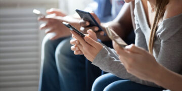 Deskundigen adviseren strengere regels voor jongeren op sociale media