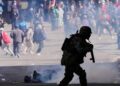 Politieagenten gewond door geweervuur bij confrontaties met demonstranten in Bolivia