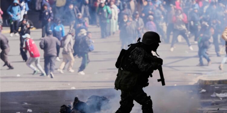 Politieagenten gewond door geweervuur bij confrontaties met demonstranten in Bolivia