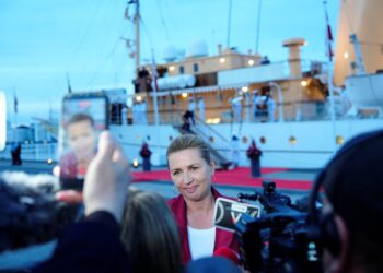 Premier Frederiksen tart Trump en breidt verzorgingsstaat uit in Denemarken.