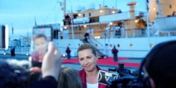 Premier Frederiksen tart Trump en breidt verzorgingsstaat uit in Denemarken.