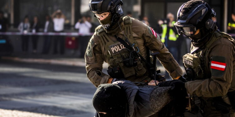 Criminele netwerken bedreigen EU: handel als mondiale bedrijven, zegt Europol