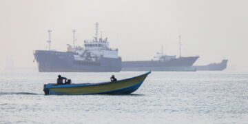 Iran vertraagt scheepvaart in Straat van Hormuz na aanval.