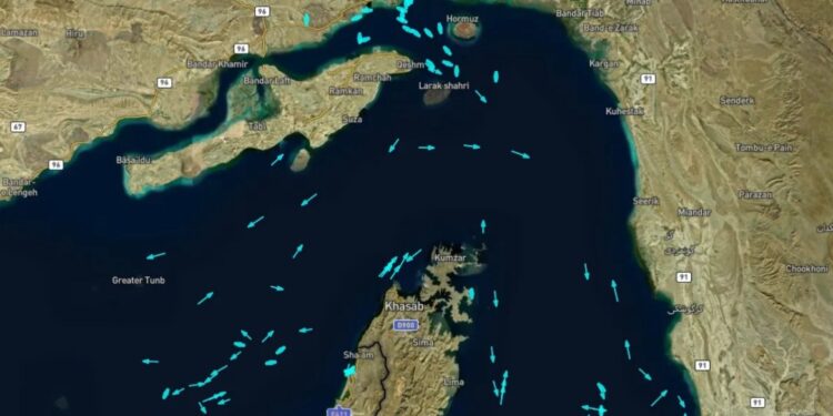 Scheepvaart in Hormuz gaat ondanks aanval door: tankers verlaten Perzische Golf met olie