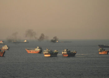 Iraanse olietankers door Straat van Hormuz, Brent onder $80