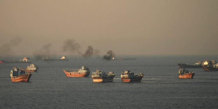 Iraanse olietankers door Straat van Hormuz, Brent onder $80