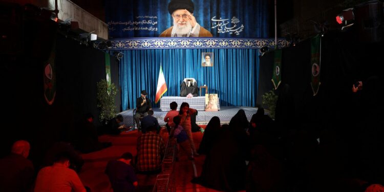 Driedaagse begrafenis voor omgekomen opperste leider tijdens oorlogsdag in Iran