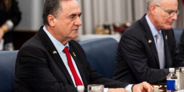 Veiligheidsfunctionarissen ontslaan minister van Defensie na dreiging tegen Hezbollah.