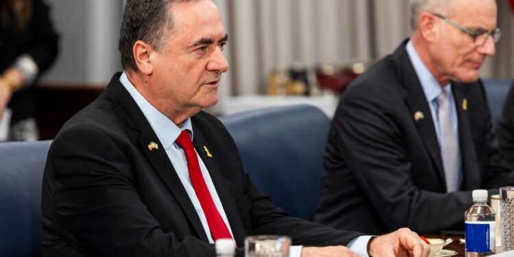 Veiligheidsfunctionarissen ontslaan minister van Defensie na dreiging tegen Hezbollah.
