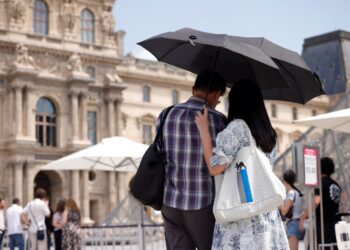 Louvre eerder gesloten vanwege hittegolf