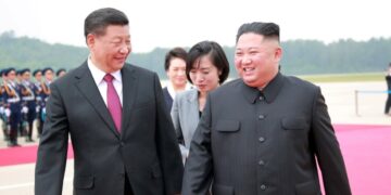 Warm welkom voor Xi Jinping in Pyongyang na zeven jaar: bloemen en kanonvuur.