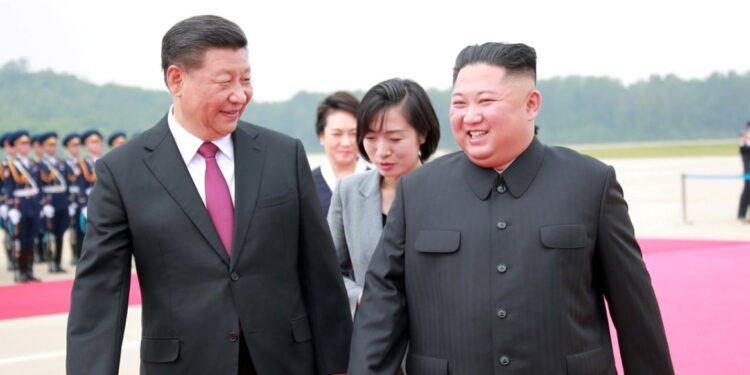 Warm welkom voor Xi Jinping in Pyongyang na zeven jaar: bloemen en kanonvuur.