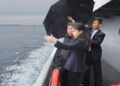 Kim Jong-un inspecteert nieuw oorlogsschip met dochter voor bezoek Xi Jinping