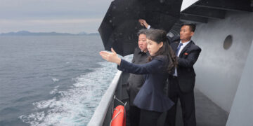 Kim Jong-un inspecteert nieuw oorlogsschip met dochter voor bezoek Xi Jinping