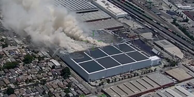 Brandweer strijdt dagenlang tegen brand in pakhuis Los Angeles