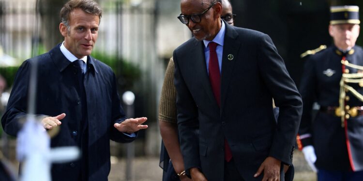 Macron onthult monument voor Rwandese genocide in Frankrijk