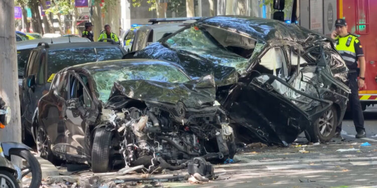 Dodelijk ongeval: bestuurder op de vlucht botst op stilstaande auto in Barcelona