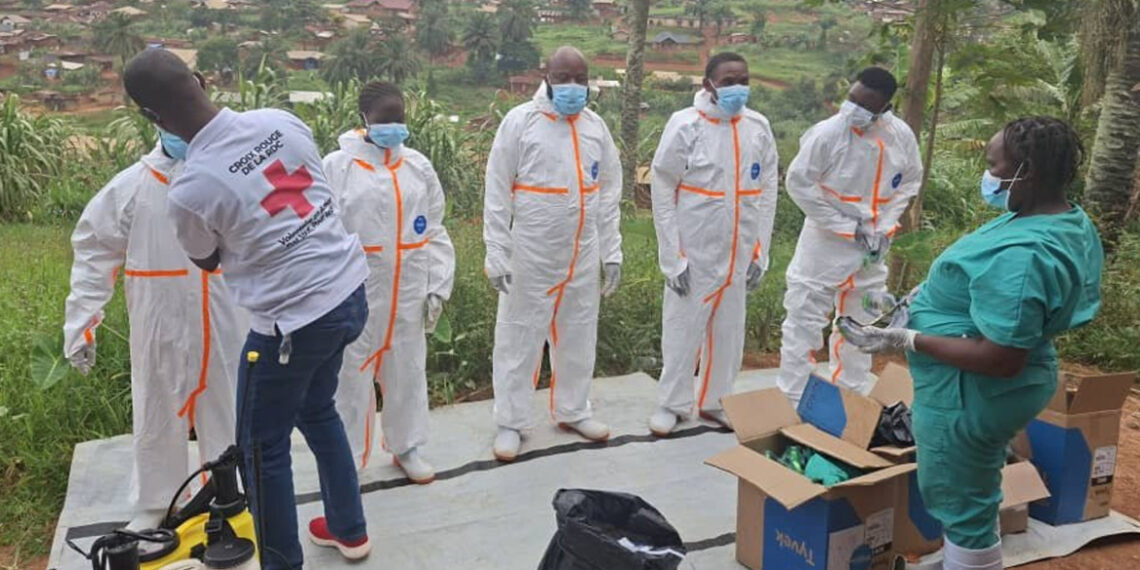 Inwoners Congo vallen bemanning aan bij begraven Ebola-slachtoffers.