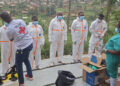 Inwoners Congo vallen bemanning aan bij begraven Ebola-slachtoffers.