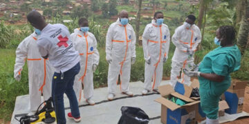 Inwoners Congo vallen bemanning aan bij begraven Ebola-slachtoffers.