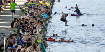Hittegolf in Duitsland leidt tot verdrinkingen en transportproblemen