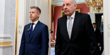 Regering start juridische procedure tegen president bij weigering aftreden.