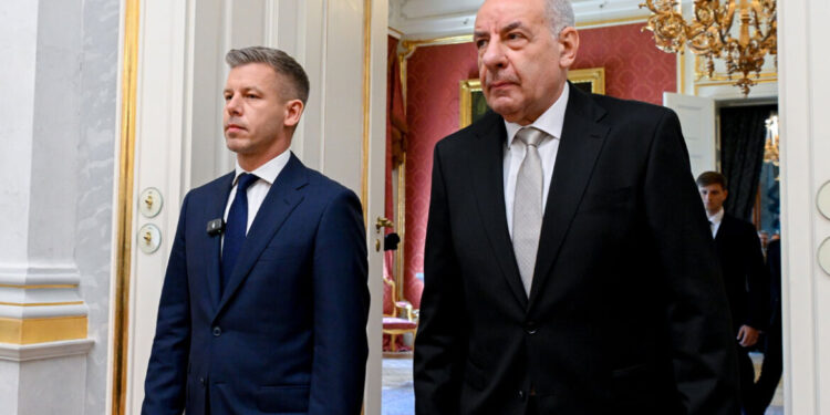 Regering start juridische procedure tegen president bij weigering aftreden.