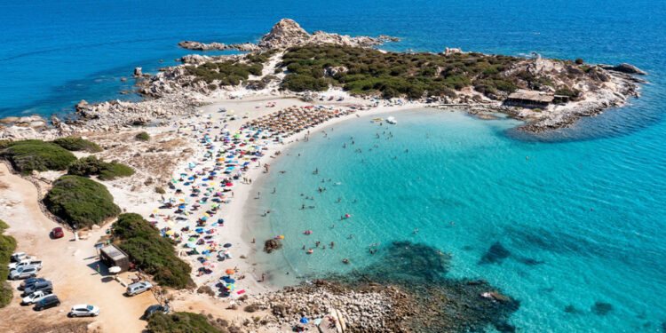 Strandverbod: geen paraplu’s voor mensen van 10-65 jaar op Sardinië