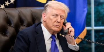 Trump wacht geduldig af op Iran, ondanks verlies fortuin.