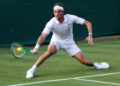 Stefanos Tsitsipas imponeert met 3-0 overwinning op Gaston tijdens debuut op Wimbledon