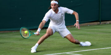 Stefanos Tsitsipas imponeert met 3-0 overwinning op Gaston tijdens debuut op Wimbledon