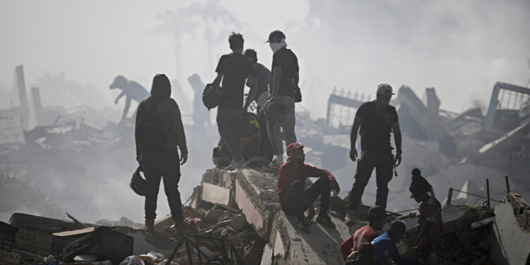 Moeder zoekt zoon na dodelijke aardbeving in Venezuela