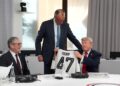 Merz geeft Trump shirt van Duits nationaal team met zijn naam
